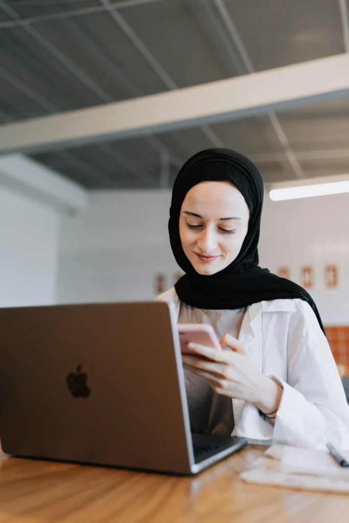 Minimal Office Style Reflects